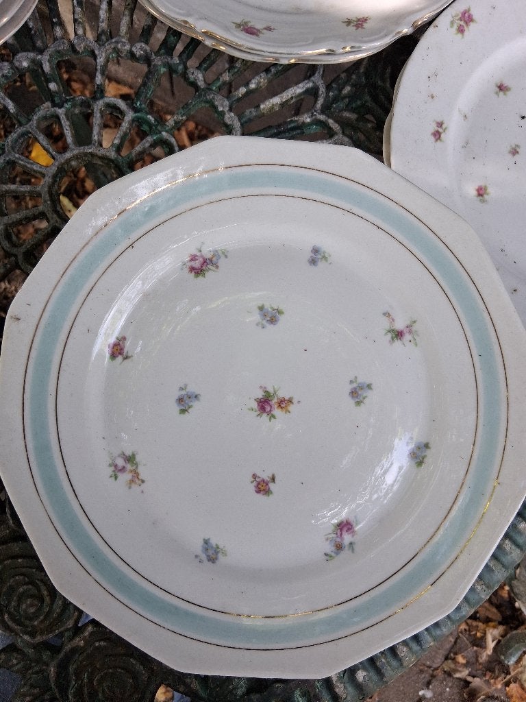 Saladekom, sauskom en 2 x dinerbord blauwe rand - bloemetjes, Antiek en Kunst, Antiek | Servies los, Ophalen of Verzenden