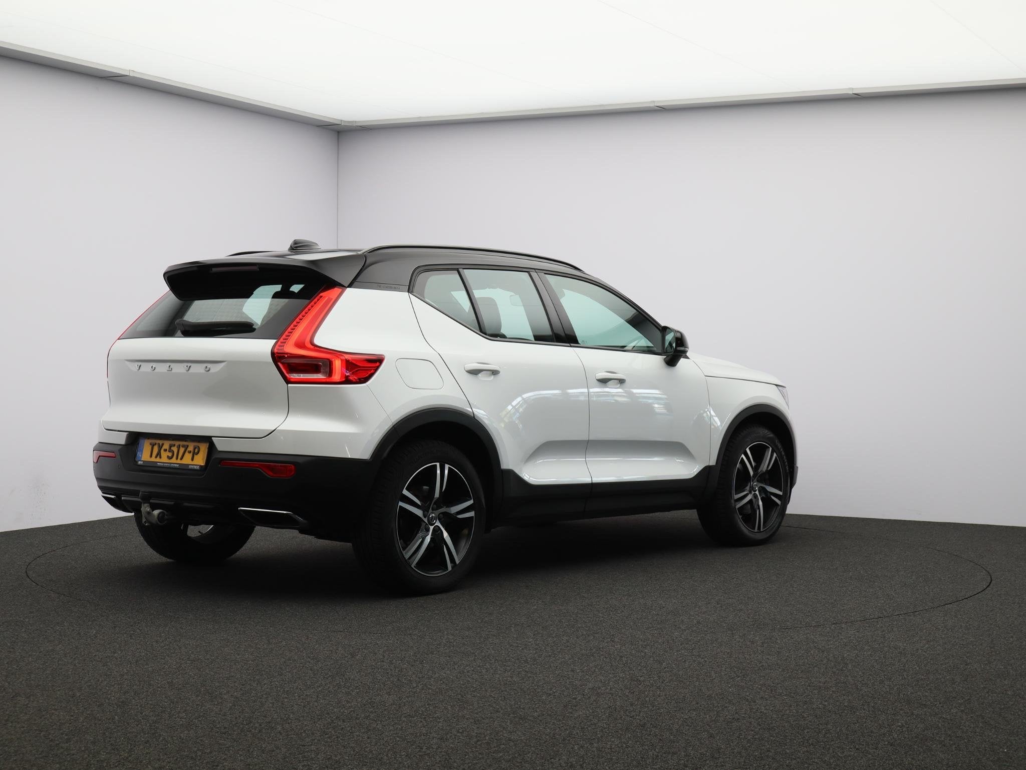 Volvo XC40 2.0 T4 R-Design / Trekhaak / Panoramadak / Stoelv, 15 km/l, Euro 6, 1969 cc, Wit