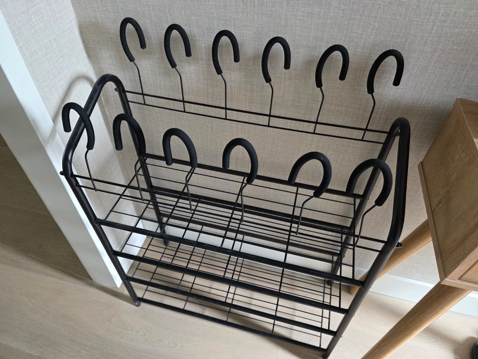 Zwart metalen schoenenrek met laarzenhangers, Huis en Inrichting, Kasten | Schoenenrekken, Ophalen, Gebruikt