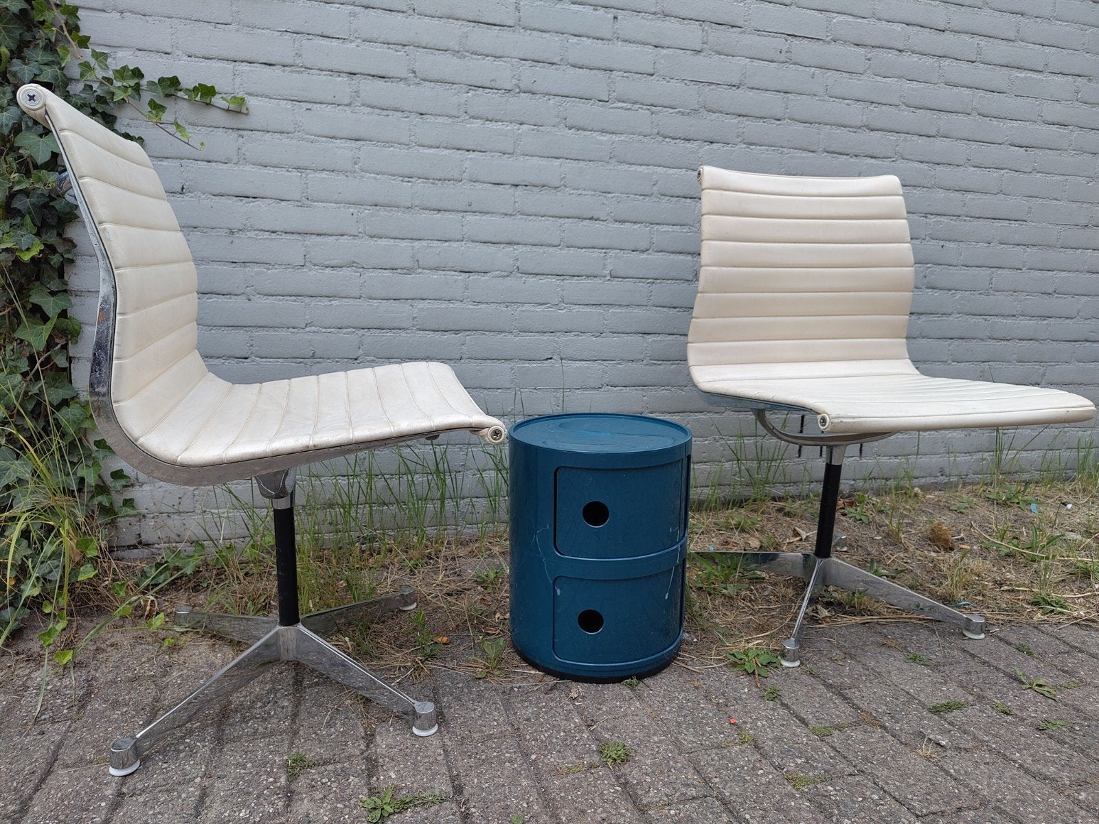 2x Eames EA105 stoelen, Ophalen, Gebruikt, Twee