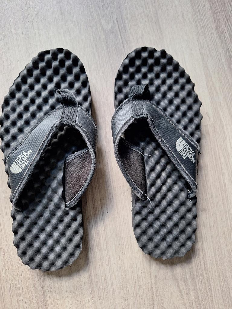 Zo goed als nieuw: The North Face zwarte slippers maat 36, Slippers, Zwart, Ophalen of Verzenden, Zo goed als nieuw
