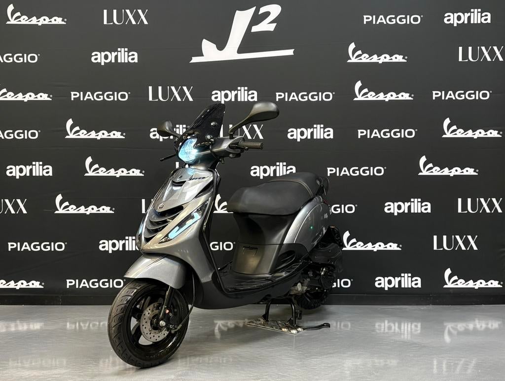 Piaggio Zip | Agaat Grijs | Brom | 2021 | 9505 km, Fietsen en Brommers, Scooters | Piaggio, Gebruikt, ., Maximaal 45 km/u, Zip