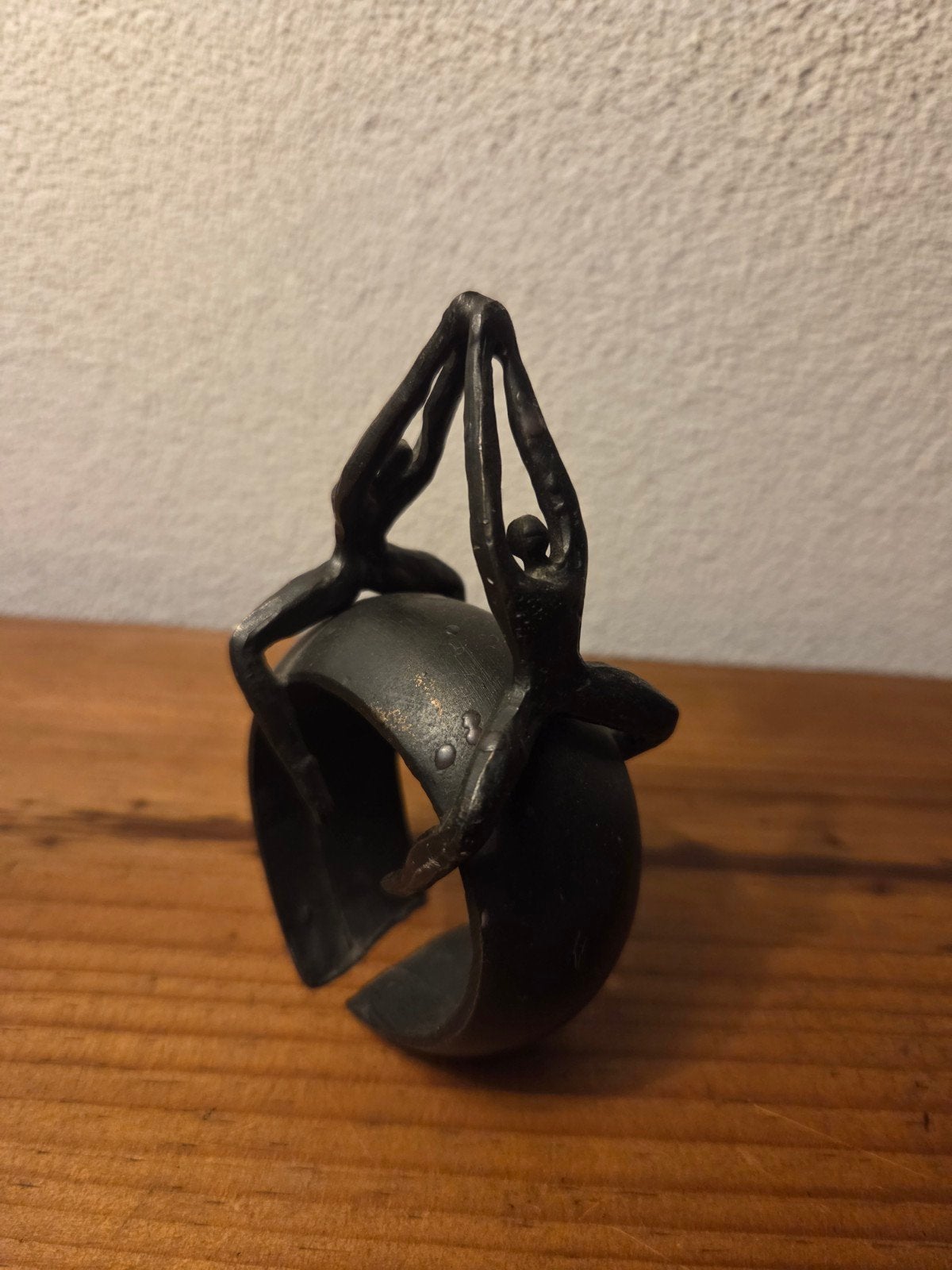 Bronzen beeldje van twee dansende figuren, Groep mensen, Handgemaakt, Minder dan 20 cm, Ophalen of Verzenden