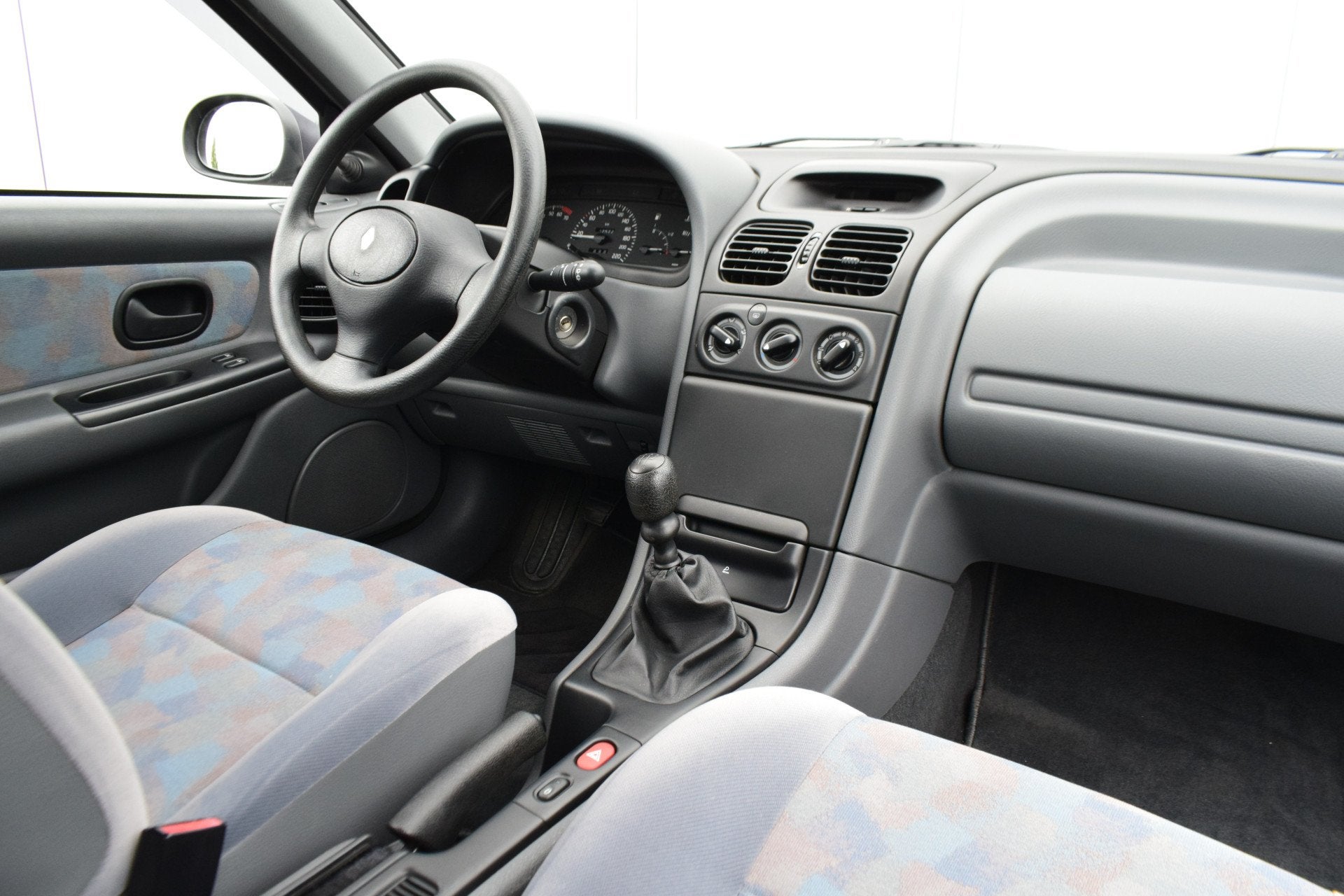 Renault Laguna 1.8 RN 25dkm! (bj 1997), Auto's, Voorwielaandrijving, 94 pk, Renault, Bedrijf