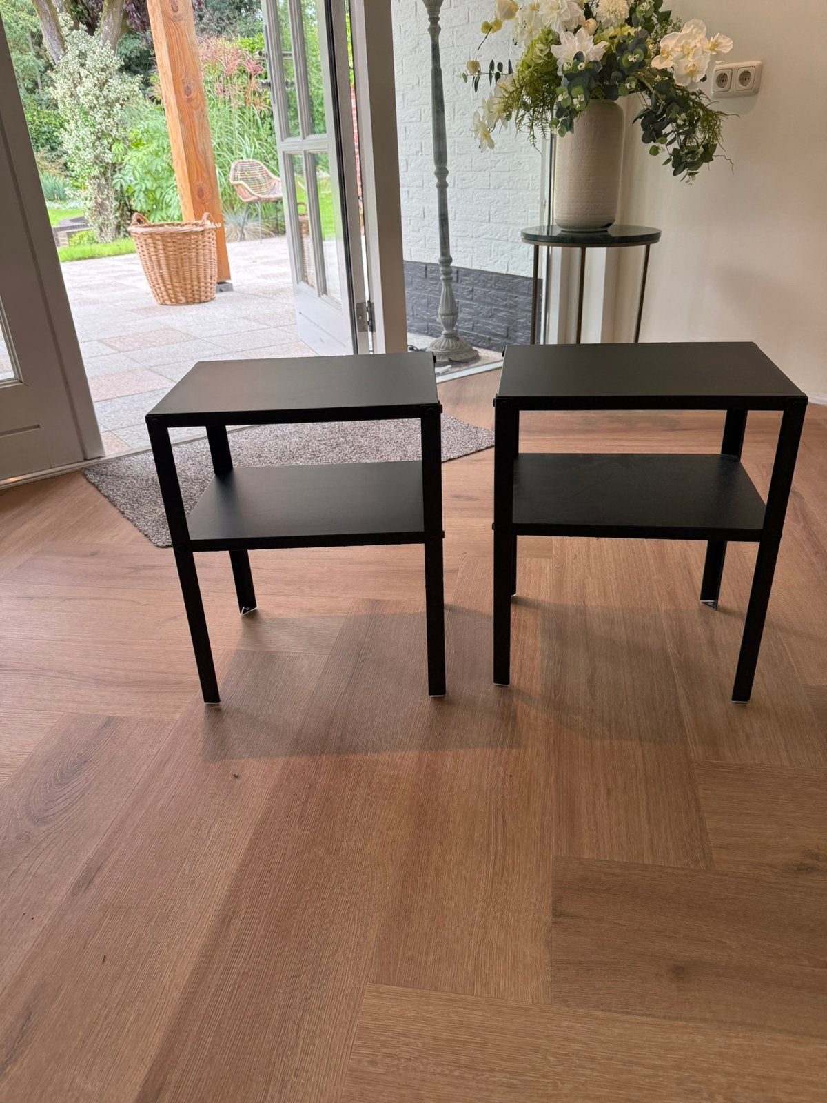 Ikea nachtkastjes - bijzettafeltjes zwart Knarrevik, Huis en Inrichting, Ophalen, Minder dan 45 cm, Metaal of Aluminium, Zo goed als nieuw