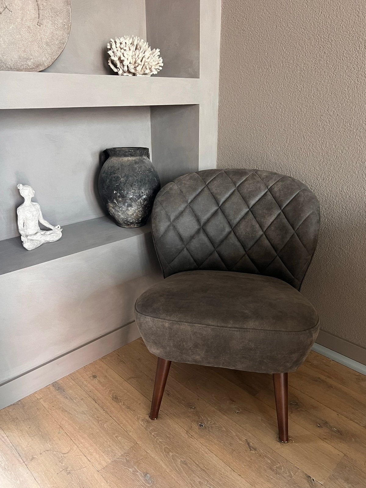 Stijlvolle Grijze Kuipstoel met Houten Poten, Huis en Inrichting, Stoelen, Zo goed als nieuw, Eén, Hout, Grijs, Ophalen