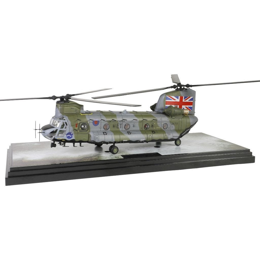 Boeing Chinook 7 Sqn Royal Air Force Forces of Valor 821003A, Glow2B Germany GmbH Erlenbacher Str. 3 shop@glow2b.de, Schaalmodel