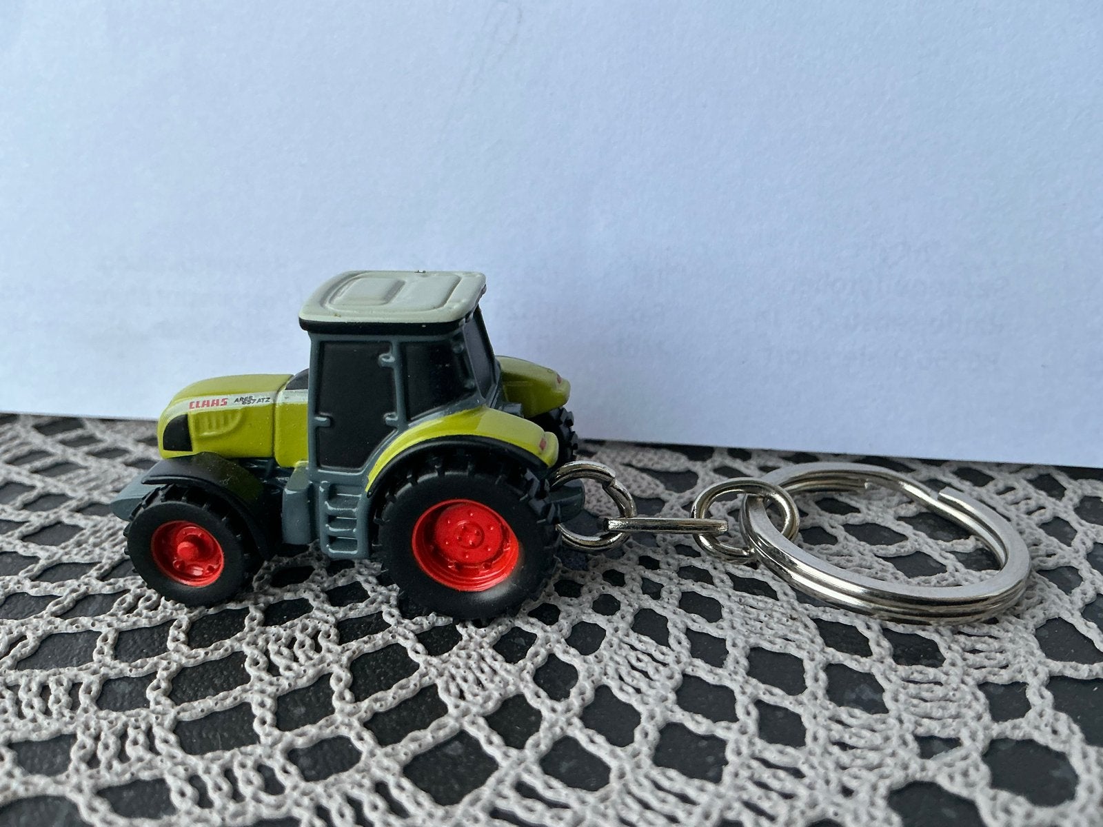 Universal Hobbies Claas Ares tractor sleutelhanger 1:148, Verzenden, Zo goed als nieuw