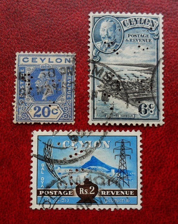 Britse kolonie - Ceylon - 3 Perfins - jaren 1920-1954, Ophalen of Verzenden, Gestempeld, Zuid-Azië