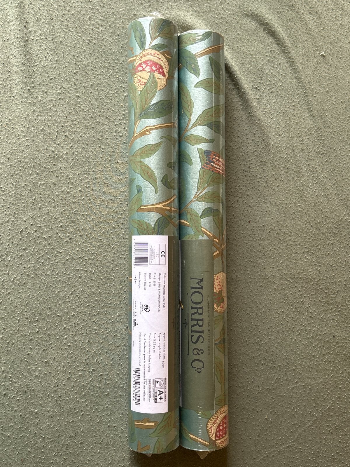 Morris & Co. Bird & Pomegranate Vliesbehang (2 rollen), Bloemen, Overige merken, Ophalen of Verzenden, Klassiek