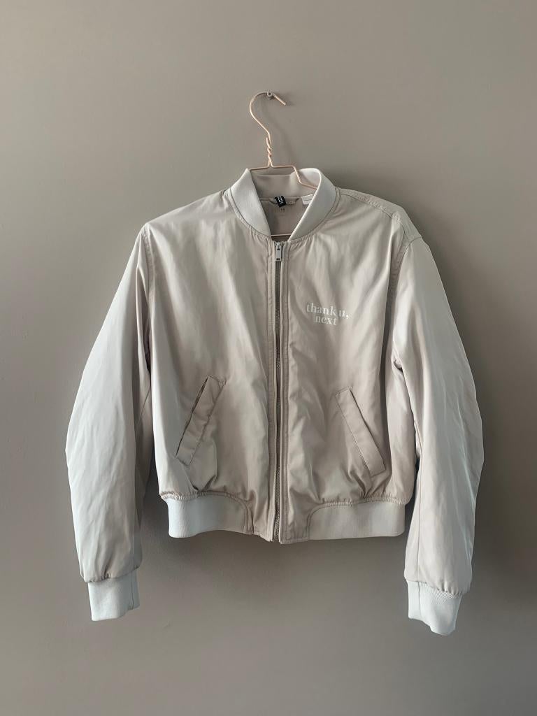 Mooi bomberjack van H&M (Ariana Grande collectie) maat M, Maat 38/40 (M), H&M, Beige, Ophalen of Verzenden