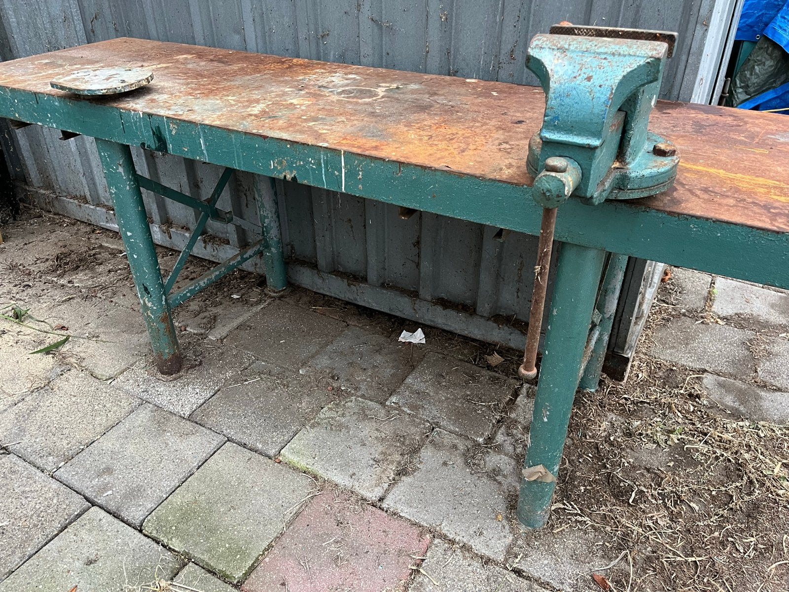 Degelijke stalen werkbank met bankschroef, Doe-het-zelf en Verbouw, Ophalen of Verzenden, Gebruikt, 170 cm of meer, Bankschroef