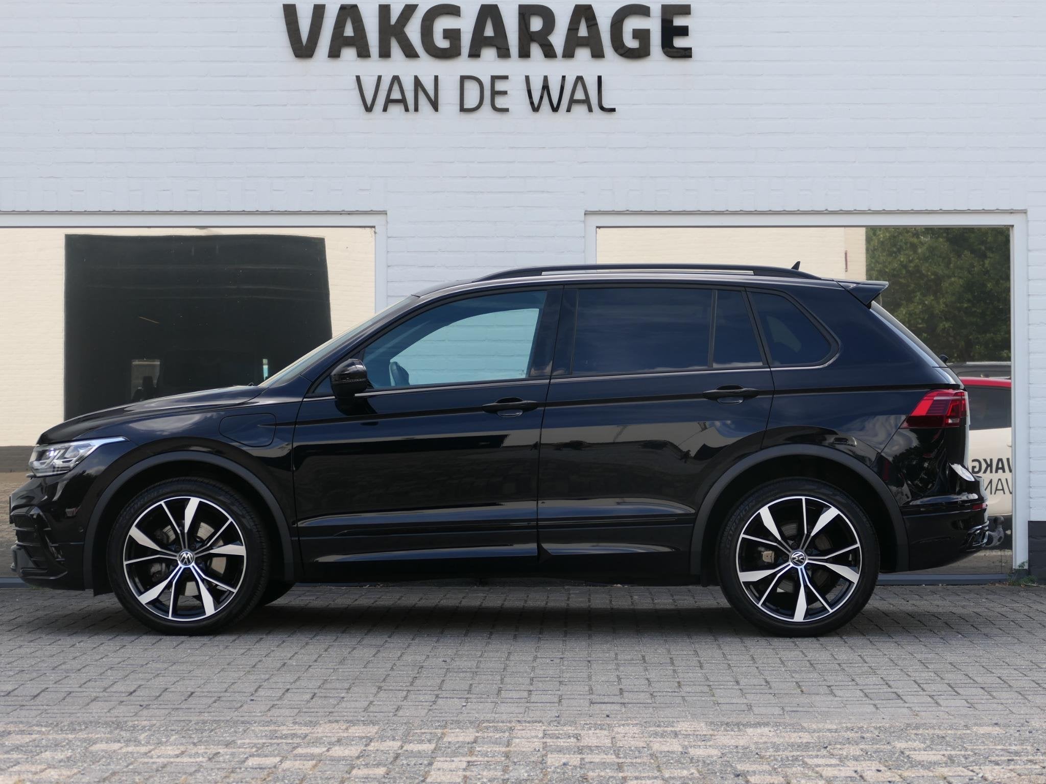 Volkswagen Tiguan 1.4 TSI eHybrid R-Line Business+ | Leder |, Auto's, 4 cilinders, Zwart, Automatische klimaatregeling, Hybride Elektrisch/Benzine