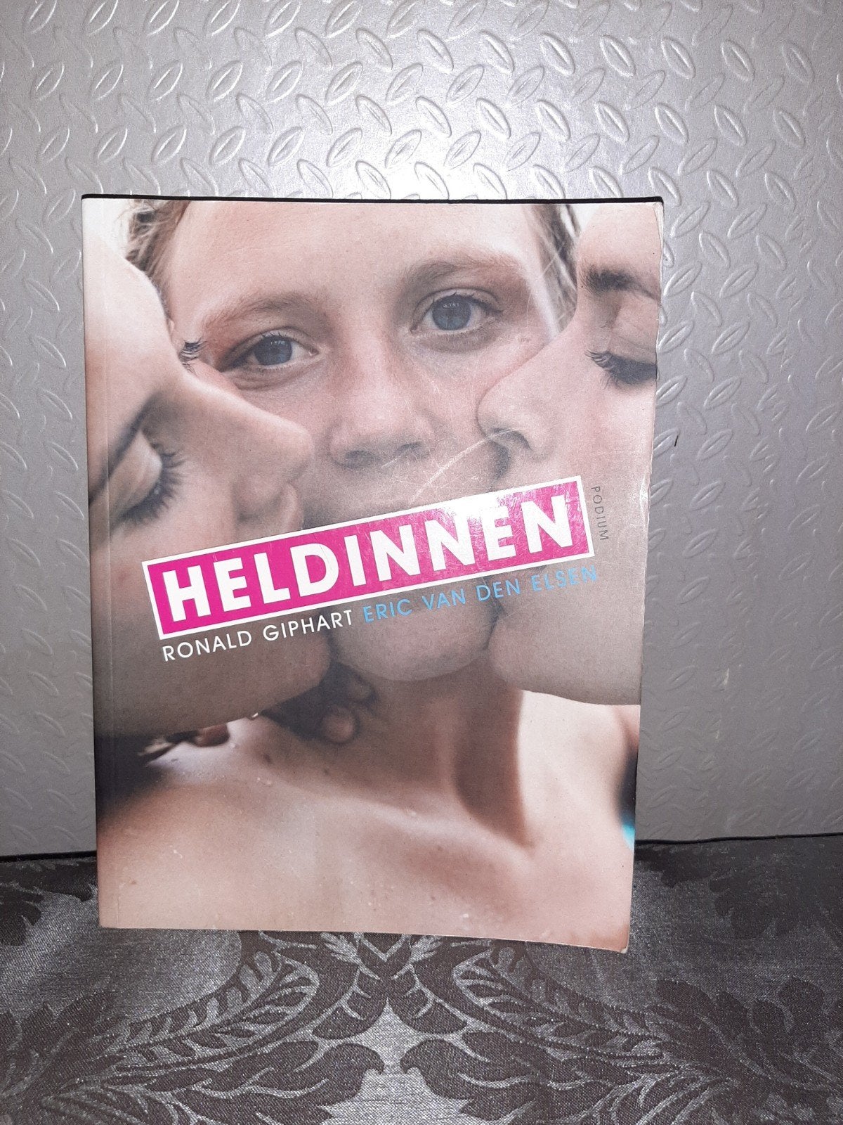 Heldinnen - Ronald Giphart & Eric van den Elsen, Ophalen of Verzenden, Zo goed als nieuw, Ronald Giphart, Eric van den Elsen, Nederland