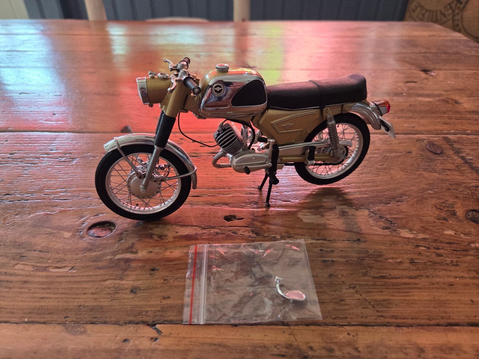 zundapp schuco 1:10 goudhaan model brommer, Ophalen, Gebruikt, 1:9 t/m 1:12, Motor