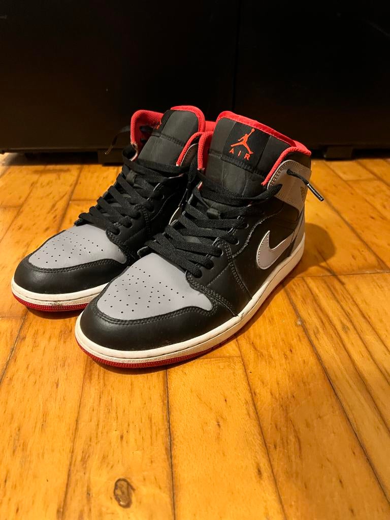 Nike Air Jordan 1 Mid - Bred Shadow, Zwart, Ophalen of Verzenden, Sneakers of Gympen, Zo goed als nieuw
