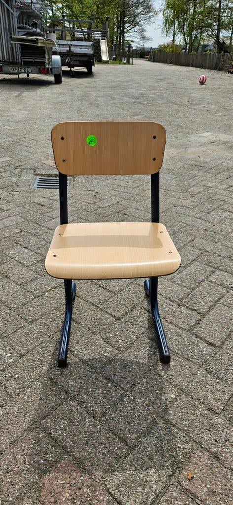 Stevige houten kinderstoel met metalen frame, Gebruikt, Overige kleuren, Schoolstoel, Vintage, Ophalen of Verzenden