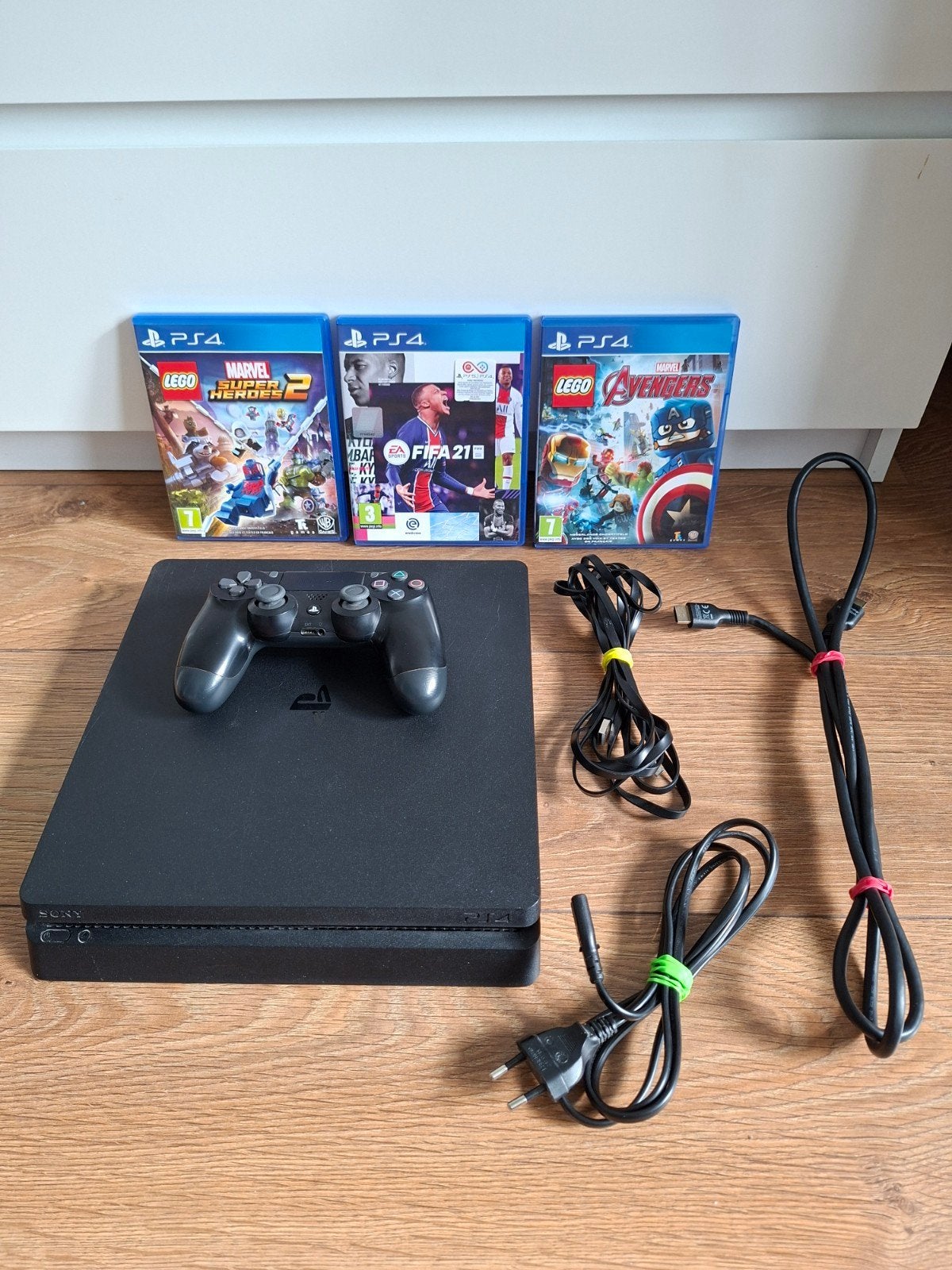 Playstation 4 met controller, kabels en games, Spelcomputers en Games, 1 speler, Ophalen, Zo goed als nieuw, Vanaf 3 jaar
