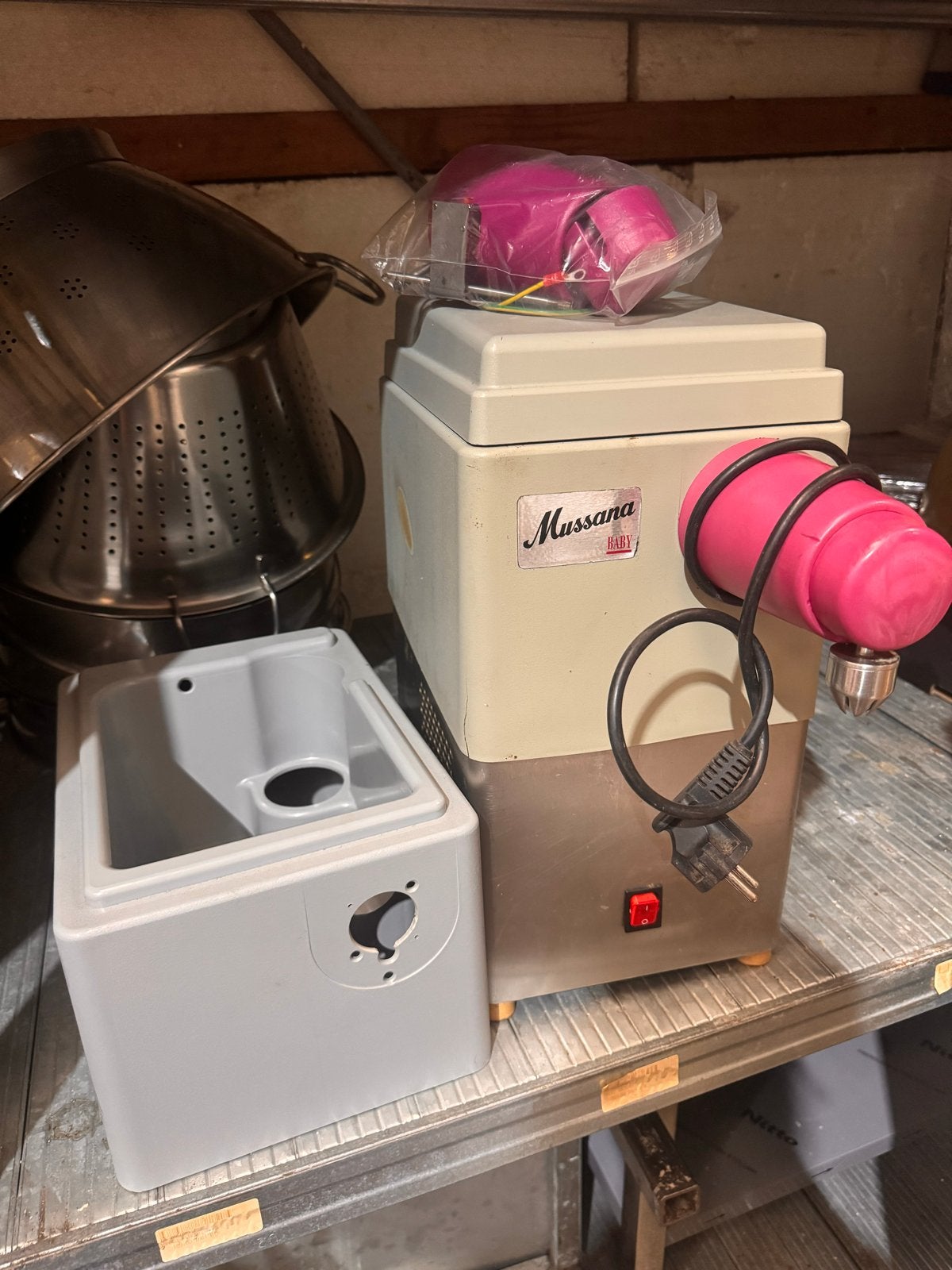 Mussana Baby Slagroommachine incl nieuwe kappen, Ophalen, Gebruikt, Bakkerij en Slagerij