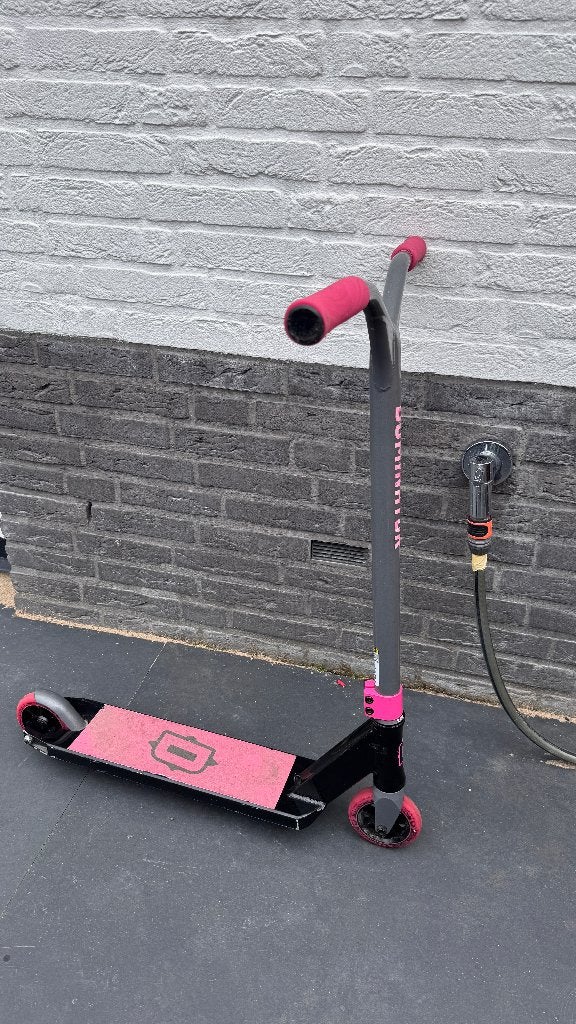In nette staat: roze Dominator Airborne stuntstep, Ophalen, Gebruikt, Gewone step, Dominator