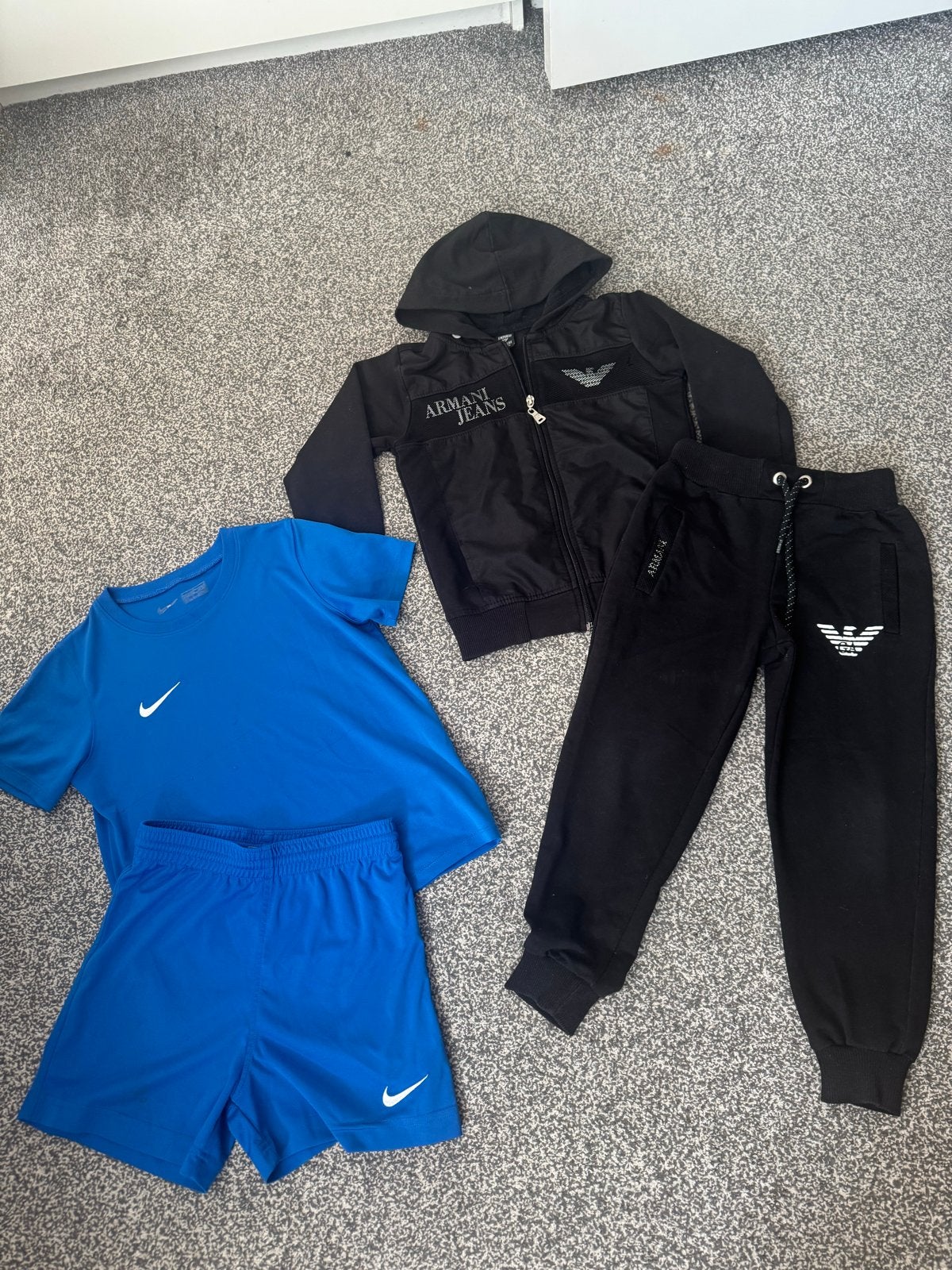 Jongens kledingpakket: Armani Jeans trainingspak & Nike tenu, Kinderen en Baby's, Kinderkleding | Maat 122, Ophalen of Verzenden
