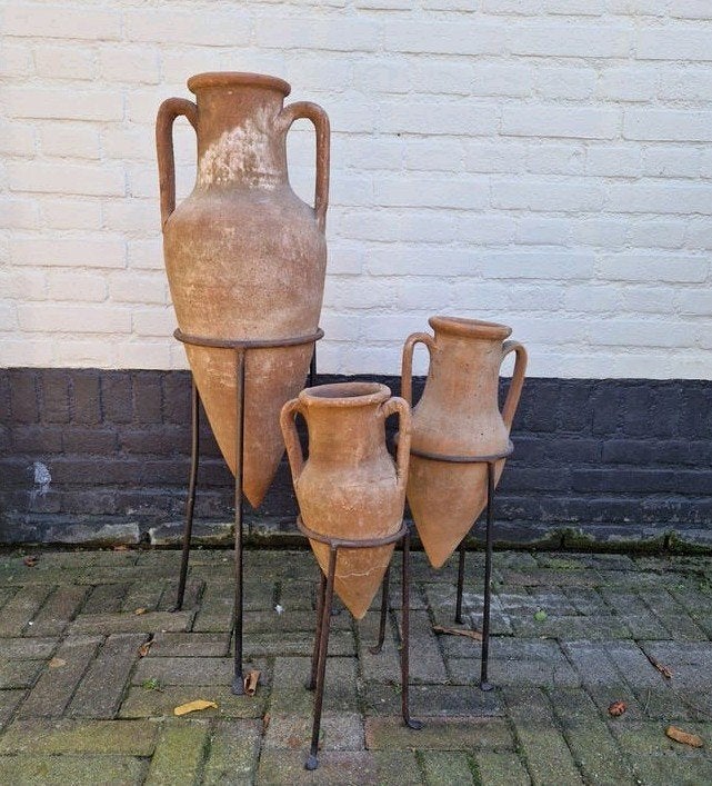 Decoratieve terracotta kruiken/amforen op metalen standaards, Ophalen