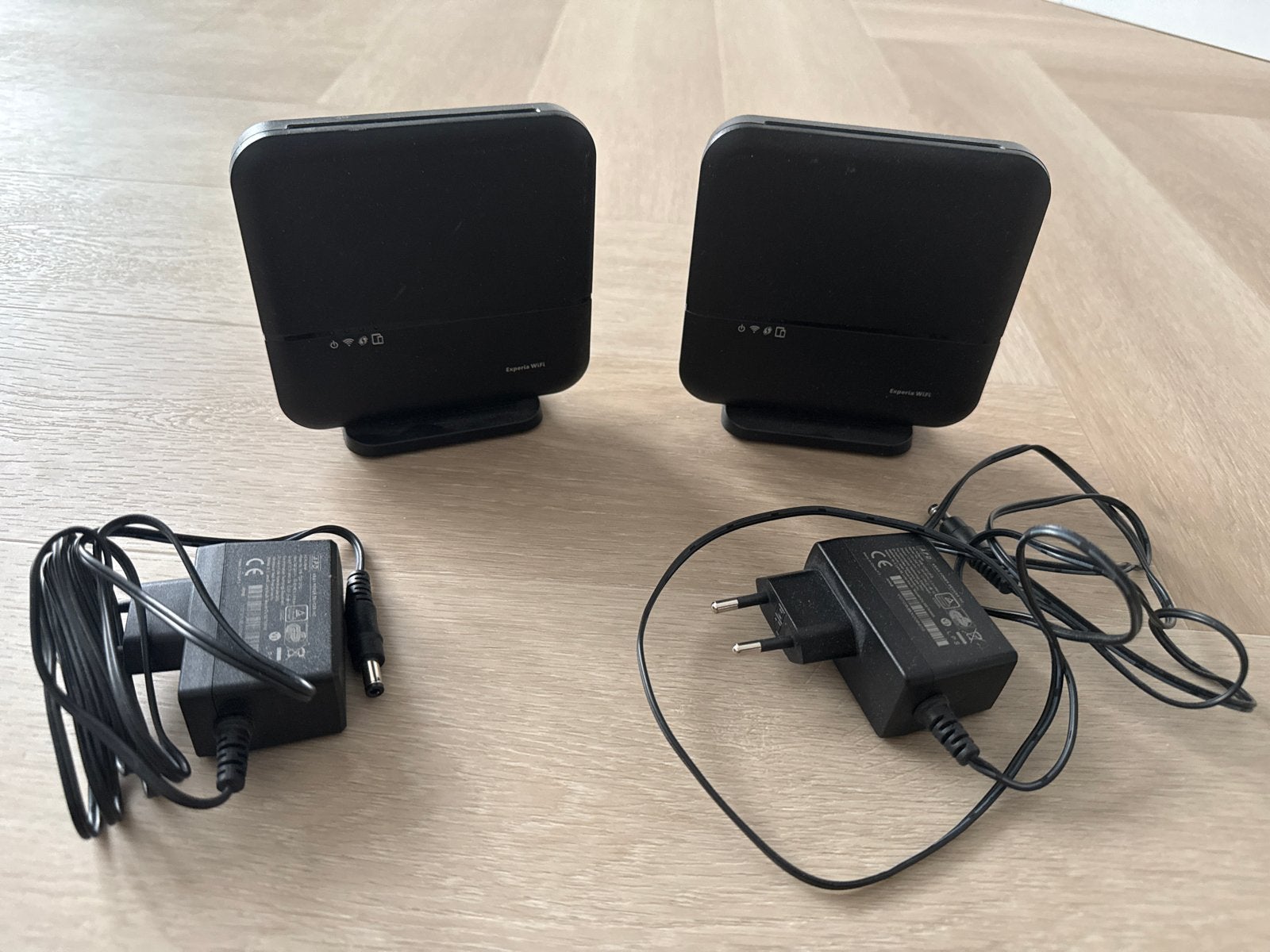 Kpn Set van 2 Experia Box V8 wifi versterkers met adapters, Computers en Software, Ophalen of Verzenden, Gebruikt, Router