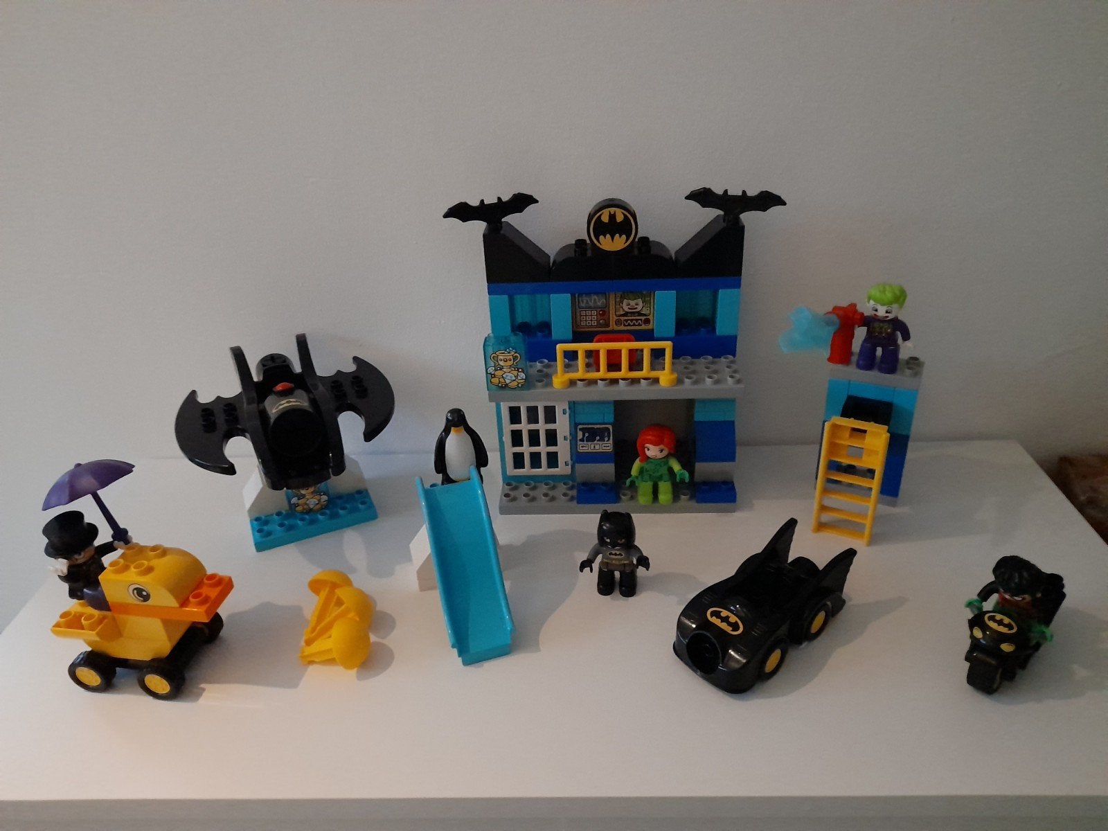 Lego Duplo Batman Batcave 10842 en  Batwing Challenge 10823, Ophalen of Verzenden, Zo goed als nieuw, Duplo