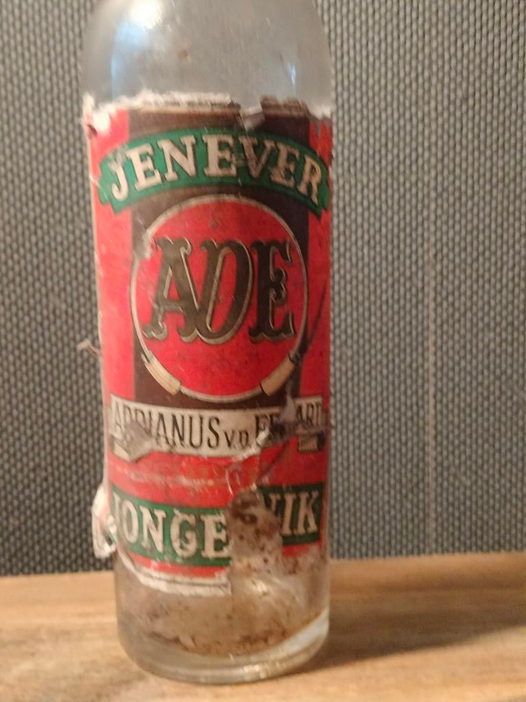 Antieke fles ADE JENEVER van voor 1960., Verzamelen, Ophalen of Verzenden, Gebruikt, Overige typen
