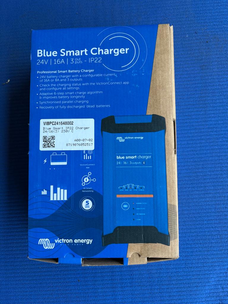 Victron Blue Smart acculader 24V 16A, Hoofdstraat 1, Kabel of Apparatuur, Ophalen of Verzenden, Zo goed als nieuw
