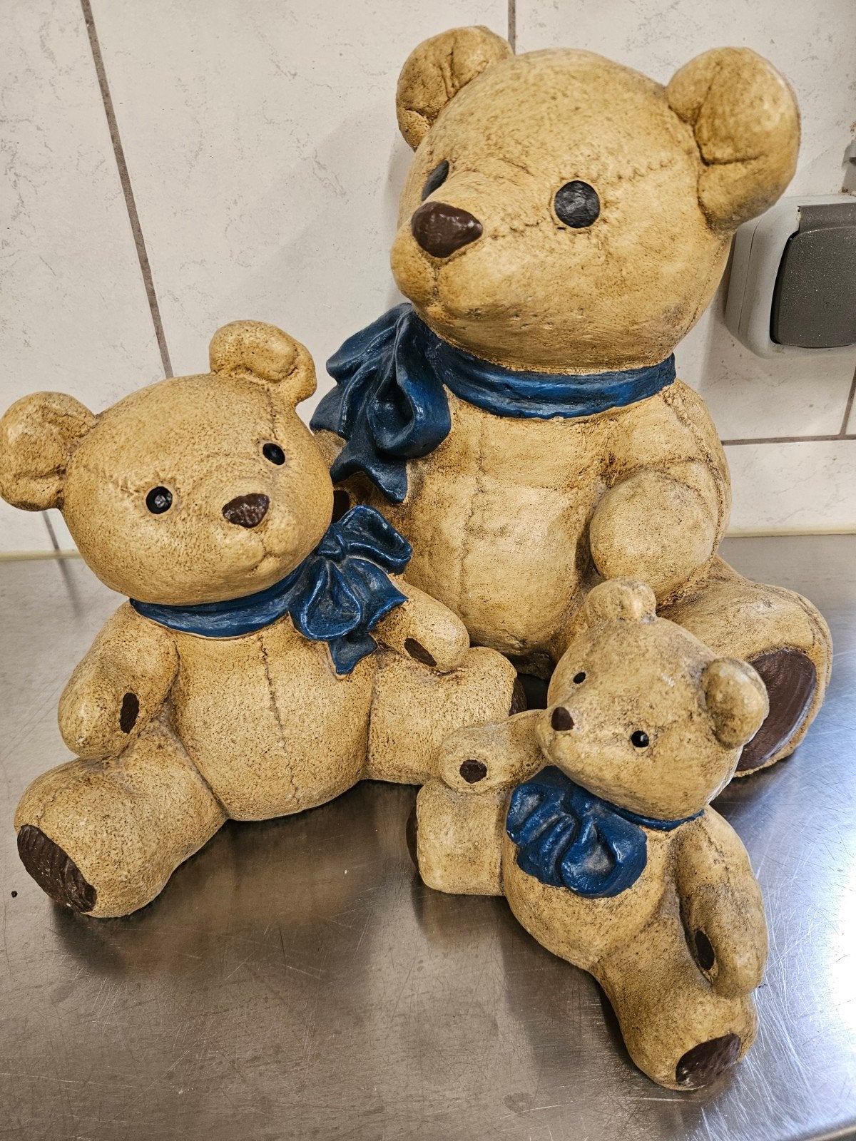 Set van 3 decoratieve teddyberen met blauwe strikken, Verzamelen, Beelden en Beeldjes, Ophalen, Gebruikt, Dier