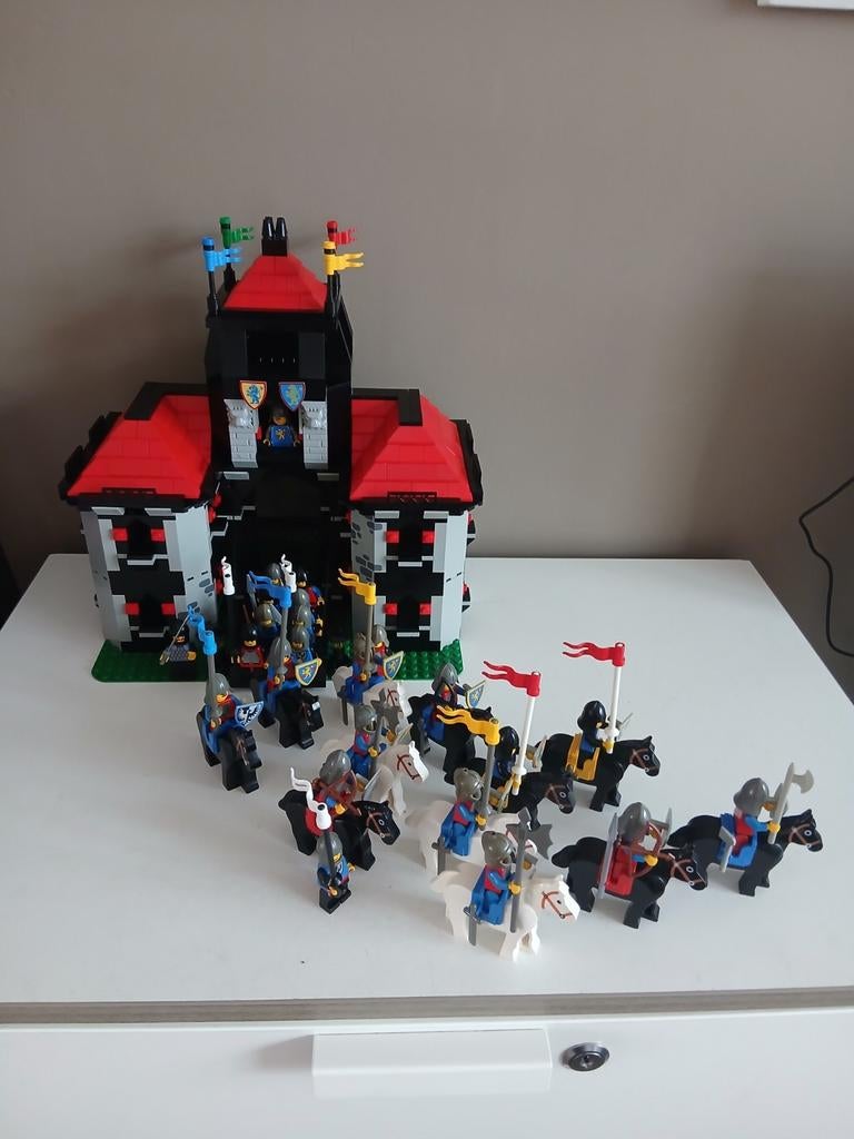 Lego Ridderkasteel met 23 Ridders (Eigen Ontwerp), Kinderen en Baby's, Speelgoed | Duplo en Lego, Gebruikt, MOC (eigen creatie)