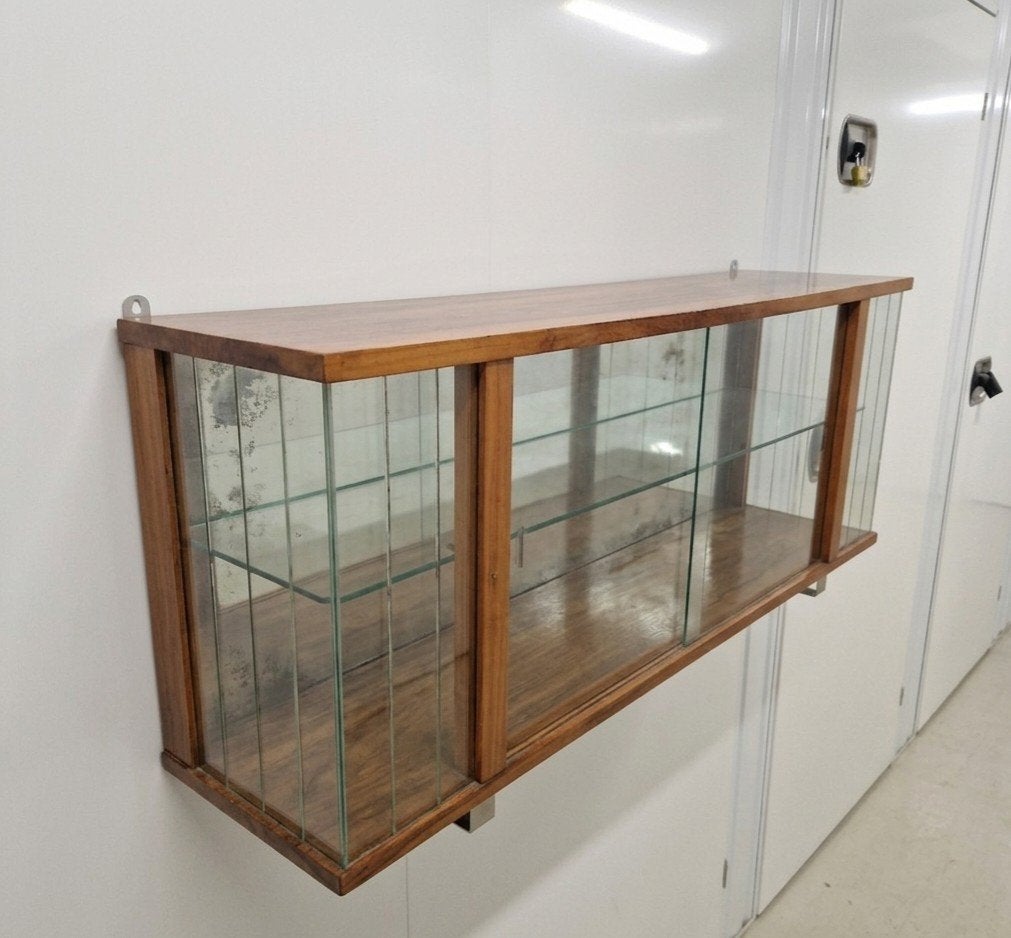 Stijlvolle hangvitrine met karakter – Industrieel of loft, Huis en Inrichting, Kasten | Vitrinekasten, Gebruikt, Ntp, 50 tot 100 cm