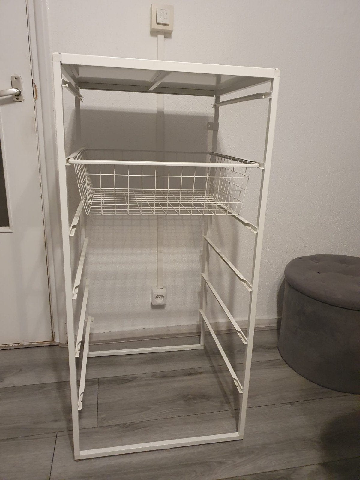 Wit metalen rek met draadmand - IKEA JONAXEL, Ophalen, Zo goed als nieuw