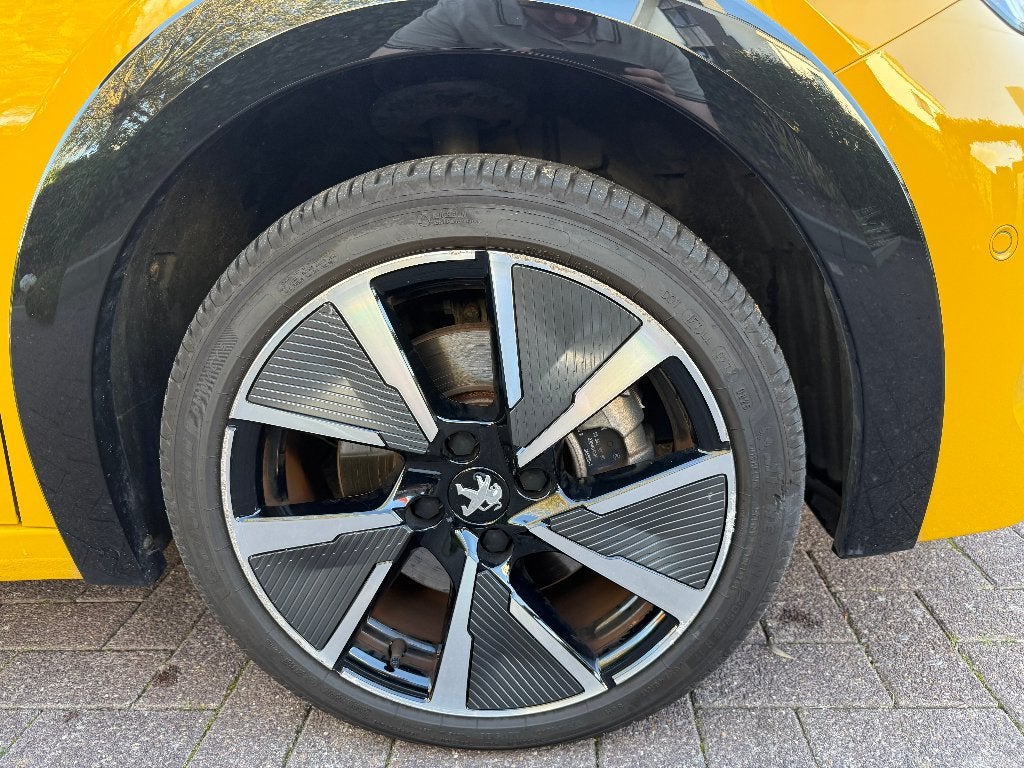 Foto 15 van Peugeot 208-E GT (2022, 38000KM, Geel/zwart)