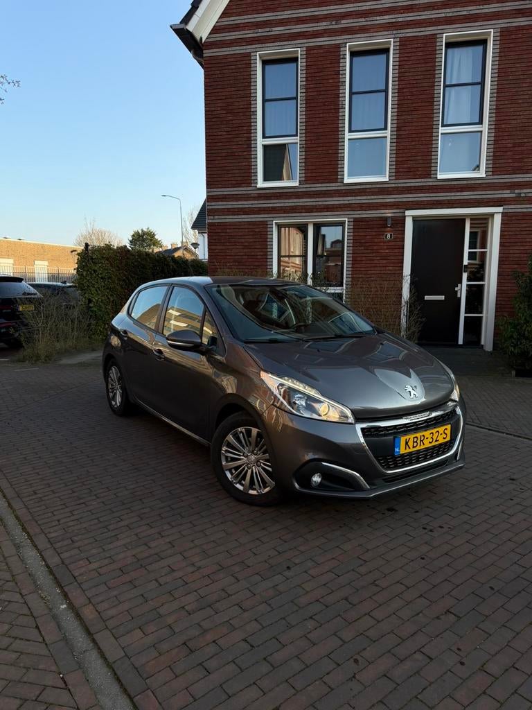Peugeot 208 1.2 Puretech 110pk 2019 Grijs, Voorwielaandrijving, 1199 cc, Handgeschakeld, 570 kg