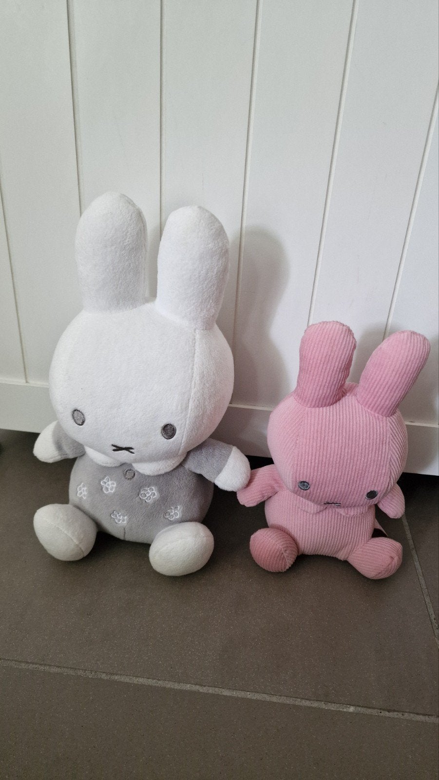 2 Nijntje knuffels: grijs 25cm & roze 20cm met rammelaar, Met geluid, Grijs, Konijn, Nijntje