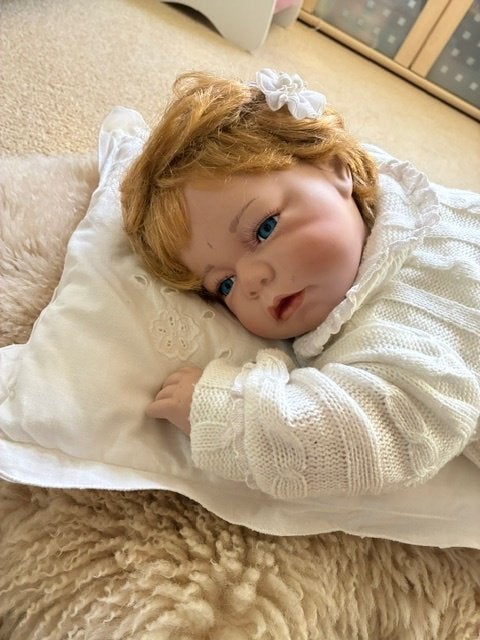 porseleinen baby pop met ecru kledingsetje 56 cm, Ophalen of Verzenden, Zo goed als nieuw, Babypop