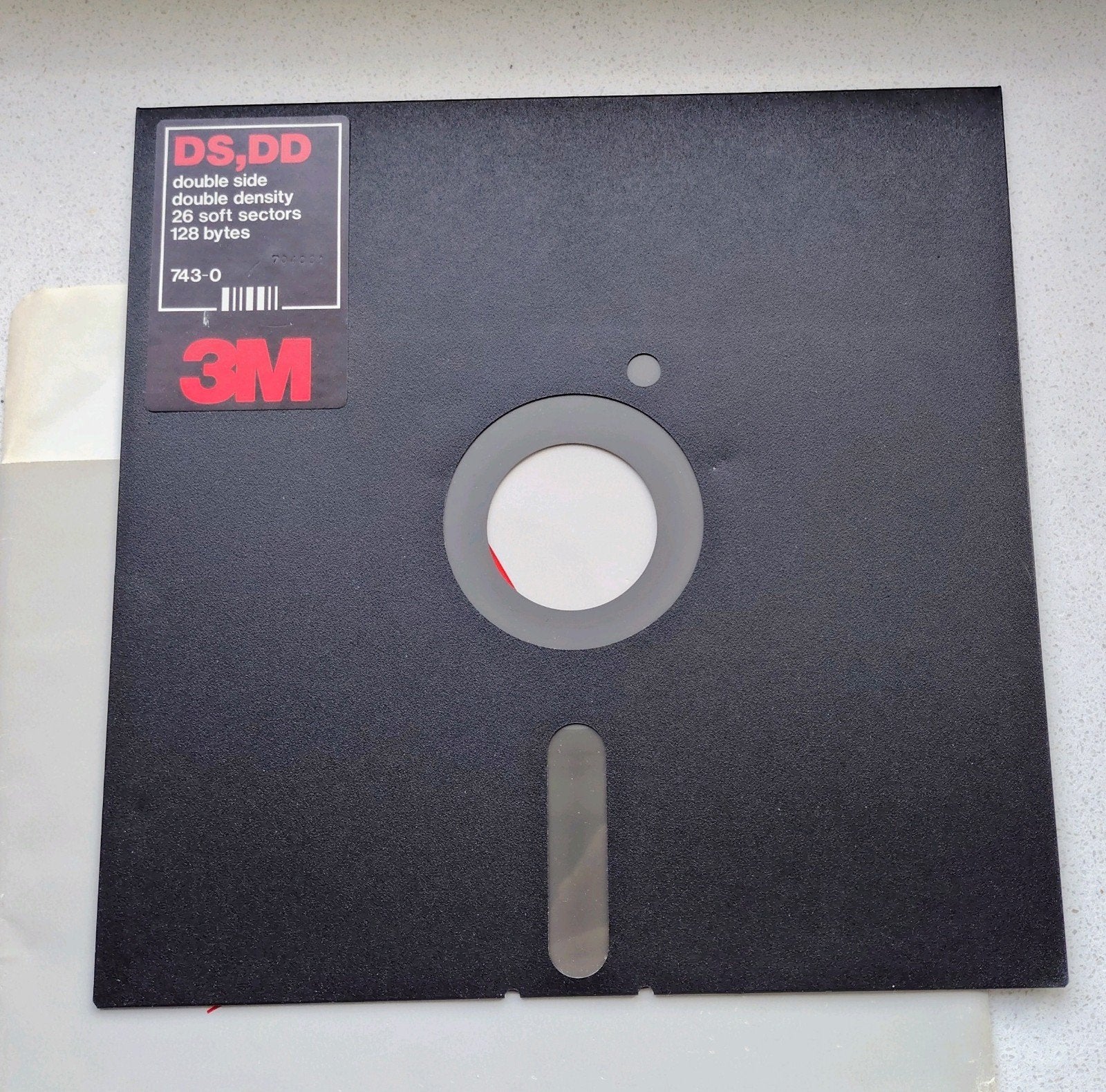 Foto 3 van IBM System 36 harddisk-pack schijf. Met 8" diskette