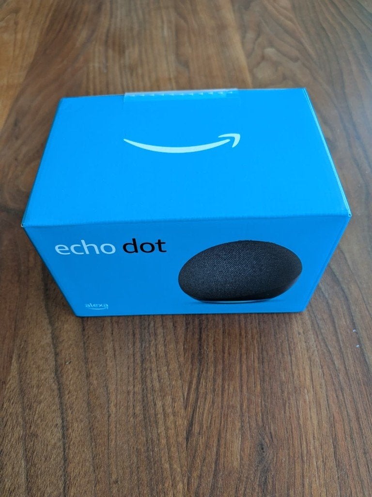 Een nieuwe Amazon Echo Dot (5e generatie) in doos