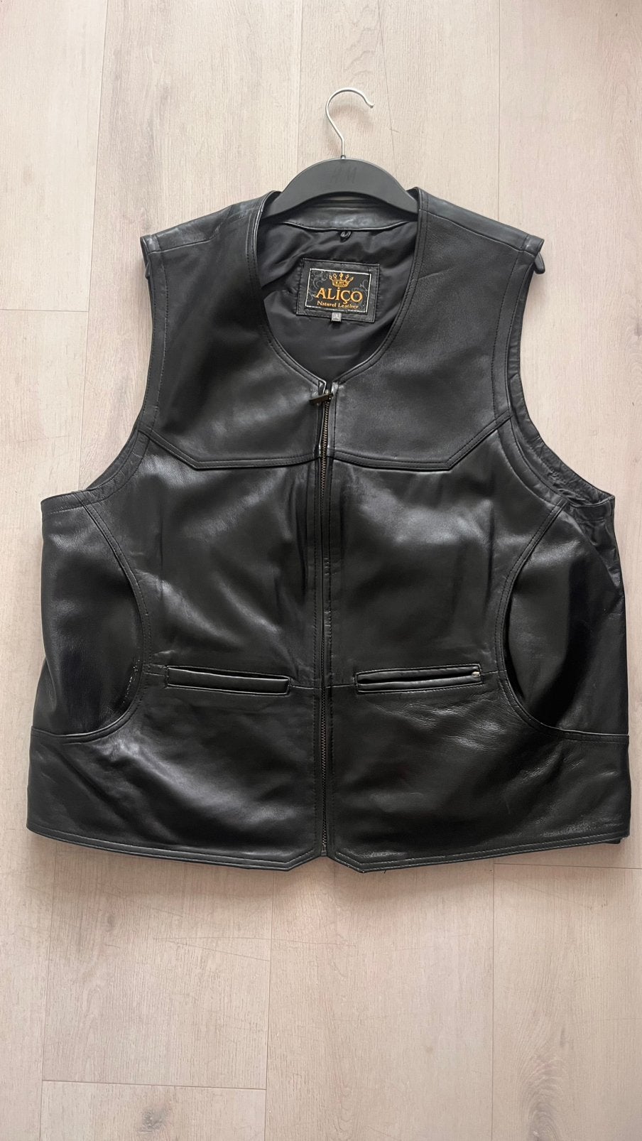 Tk nw zwart leren motervest xxxl met achterop embleem HD, Motoren, Ophalen of Verzenden, Nieuw zonder kaartje, Jas | leer