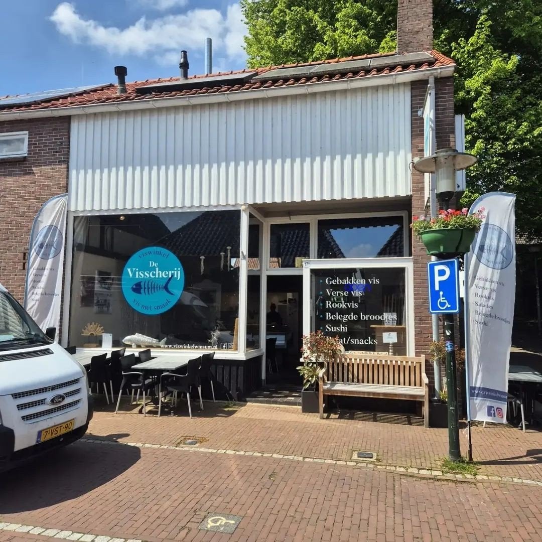Volledig ingerichte viswinkel met eetgelegenheid