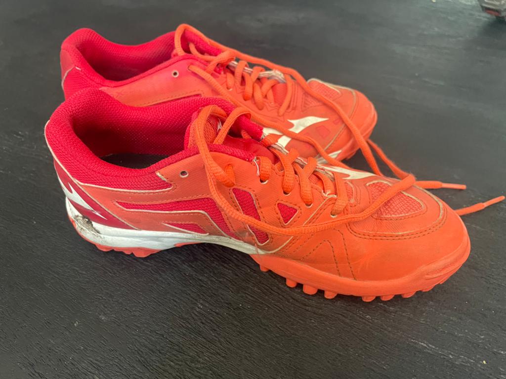 Hockeyschoenen rood maat 36, Ophalen of Verzenden, Gebruikt, Schoenen