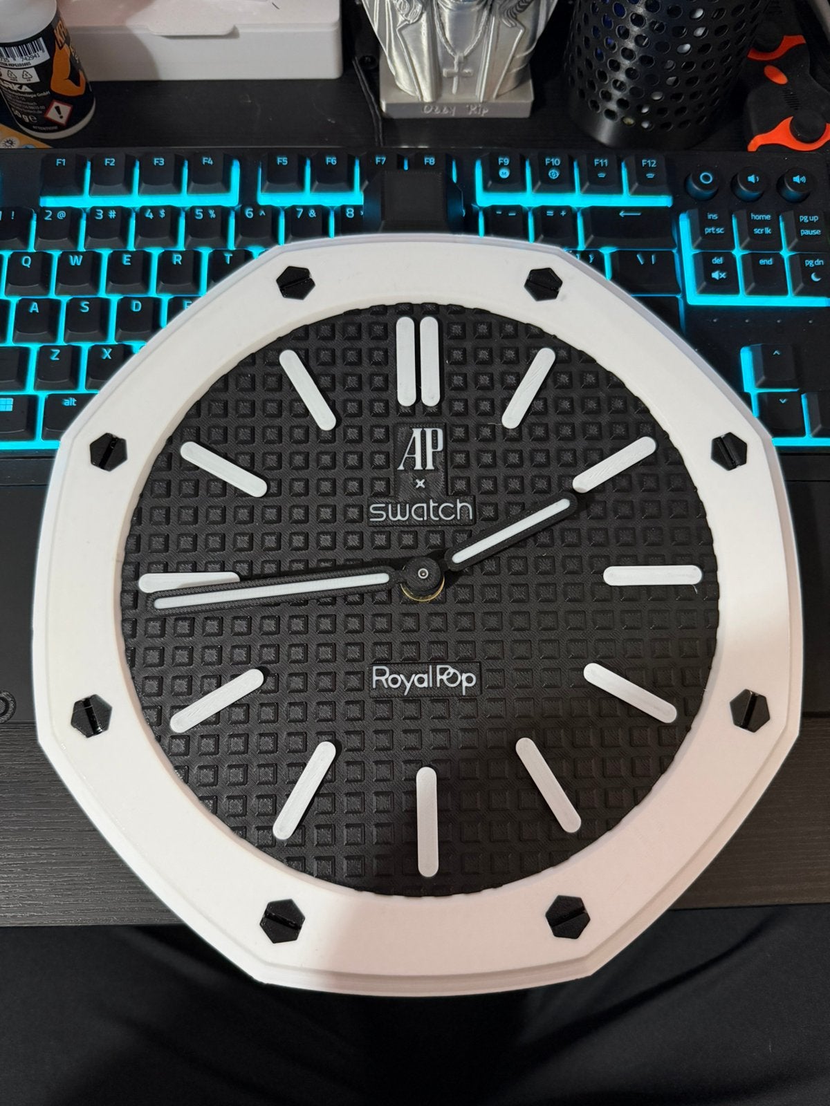 Swatch AP Wandklok Royal Pop “Ocho Negro” incl verzending, Verzenden, Nieuw
