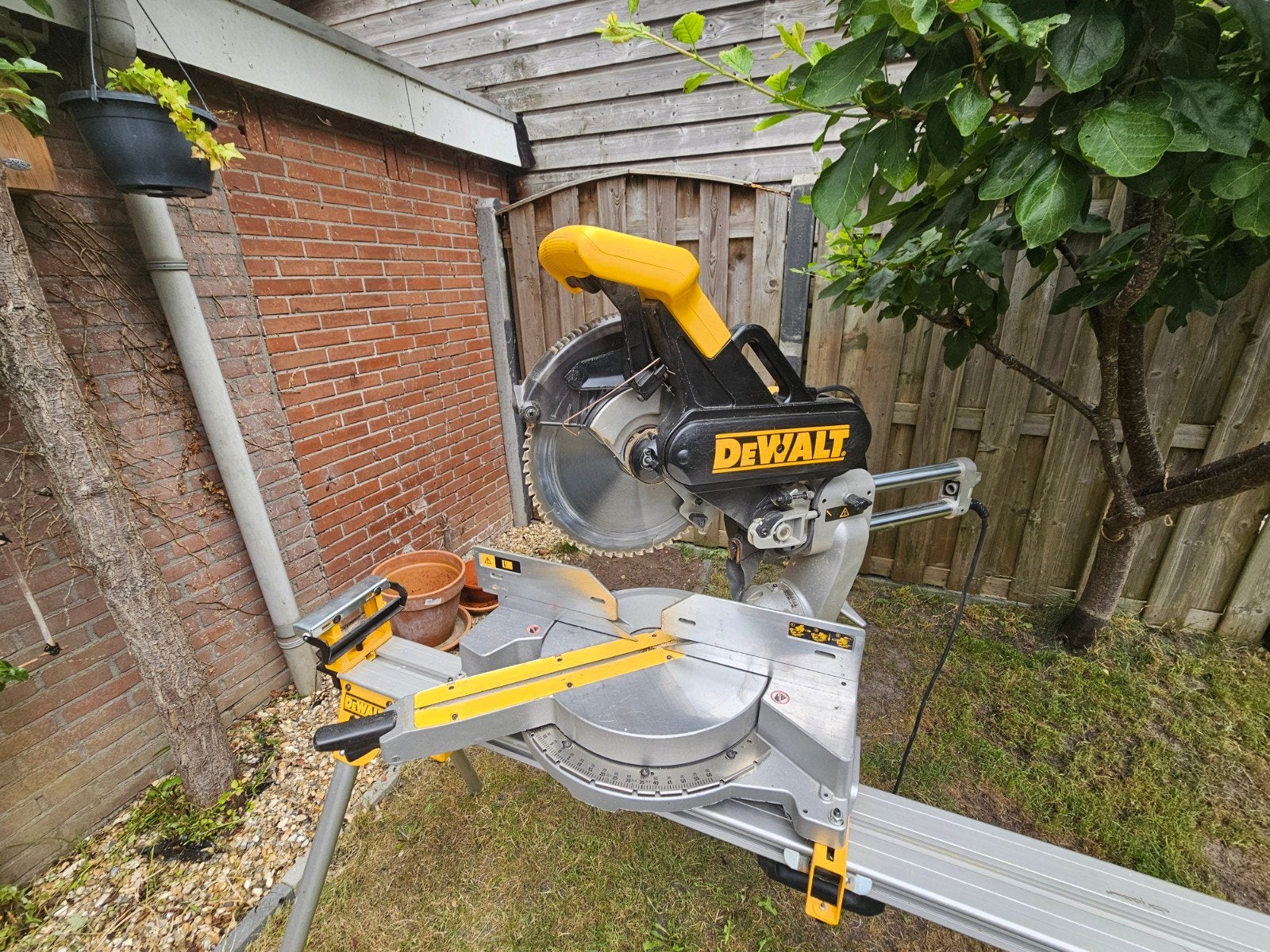 DeWalt DW708-QS Afkortzaag met DE7023 onderstel, Ophalen, Gebruikt, DeWalt, 70 mm of meer