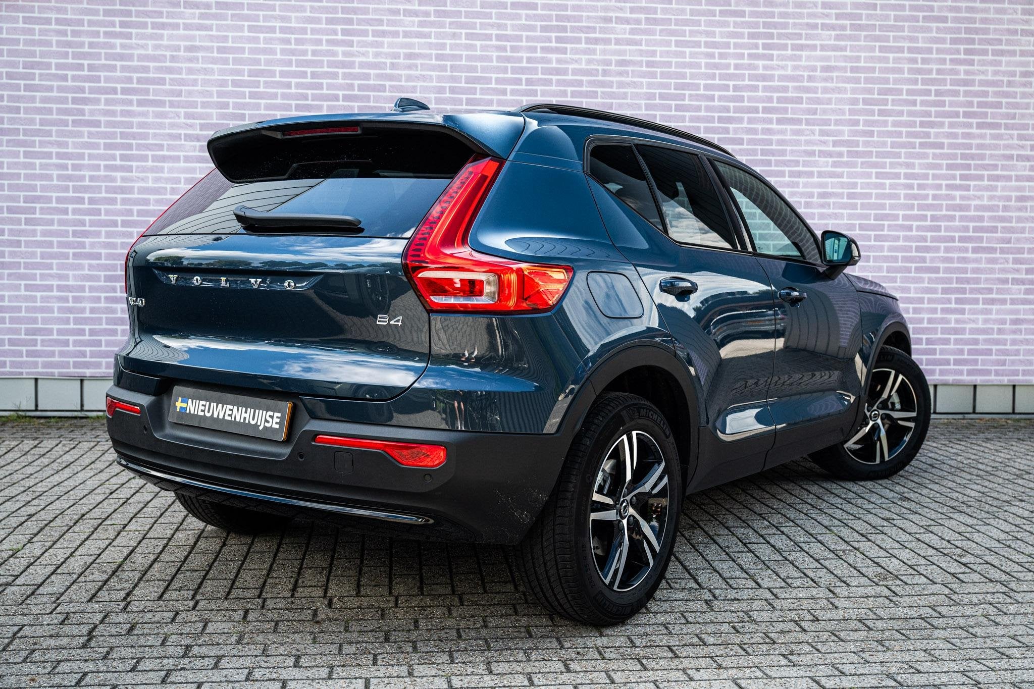 Volvo XC40 2.0 B4 Plus Dark | Trekhaak | Harman Kardon Audio, Auto's, Gebruikt, Euro 6, 4 cilinders, Origineel Nederlands