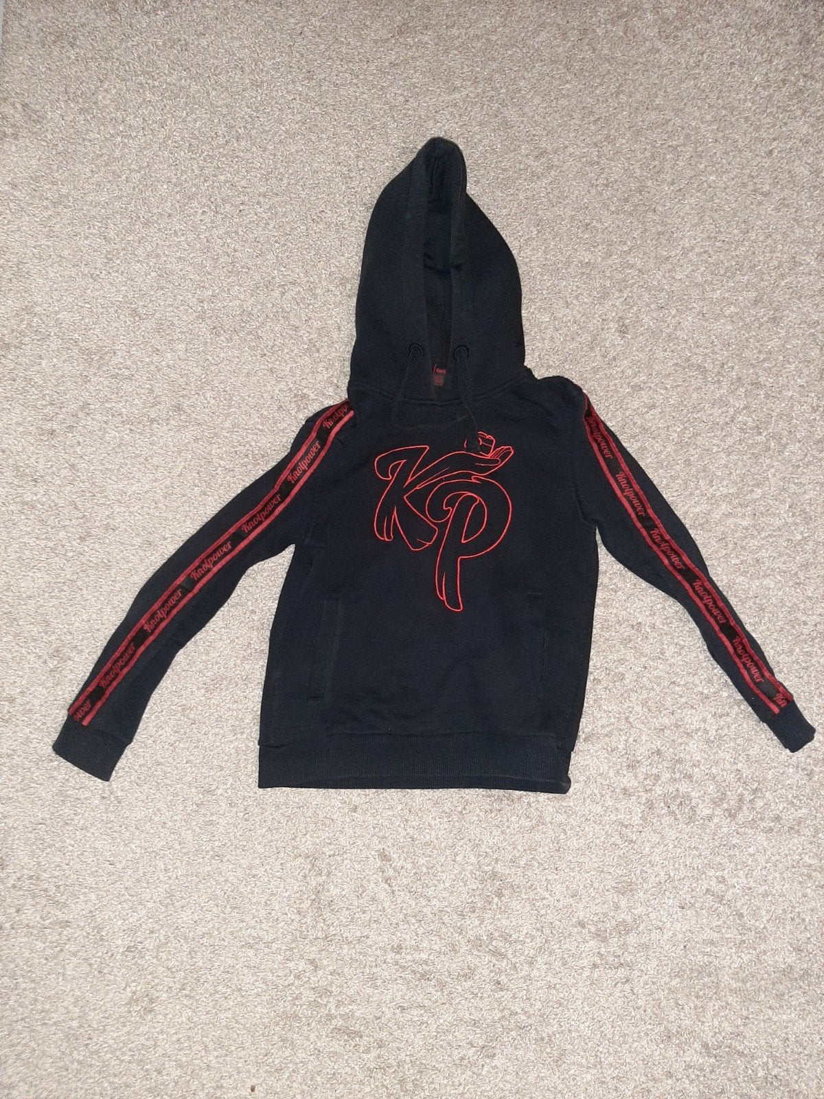 Zwart/rode knolpower hoodie. Maat 134/140., Kinderen en Baby's, Trui of Vest, Knolpower, Ophalen of Verzenden, Zo goed als nieuw