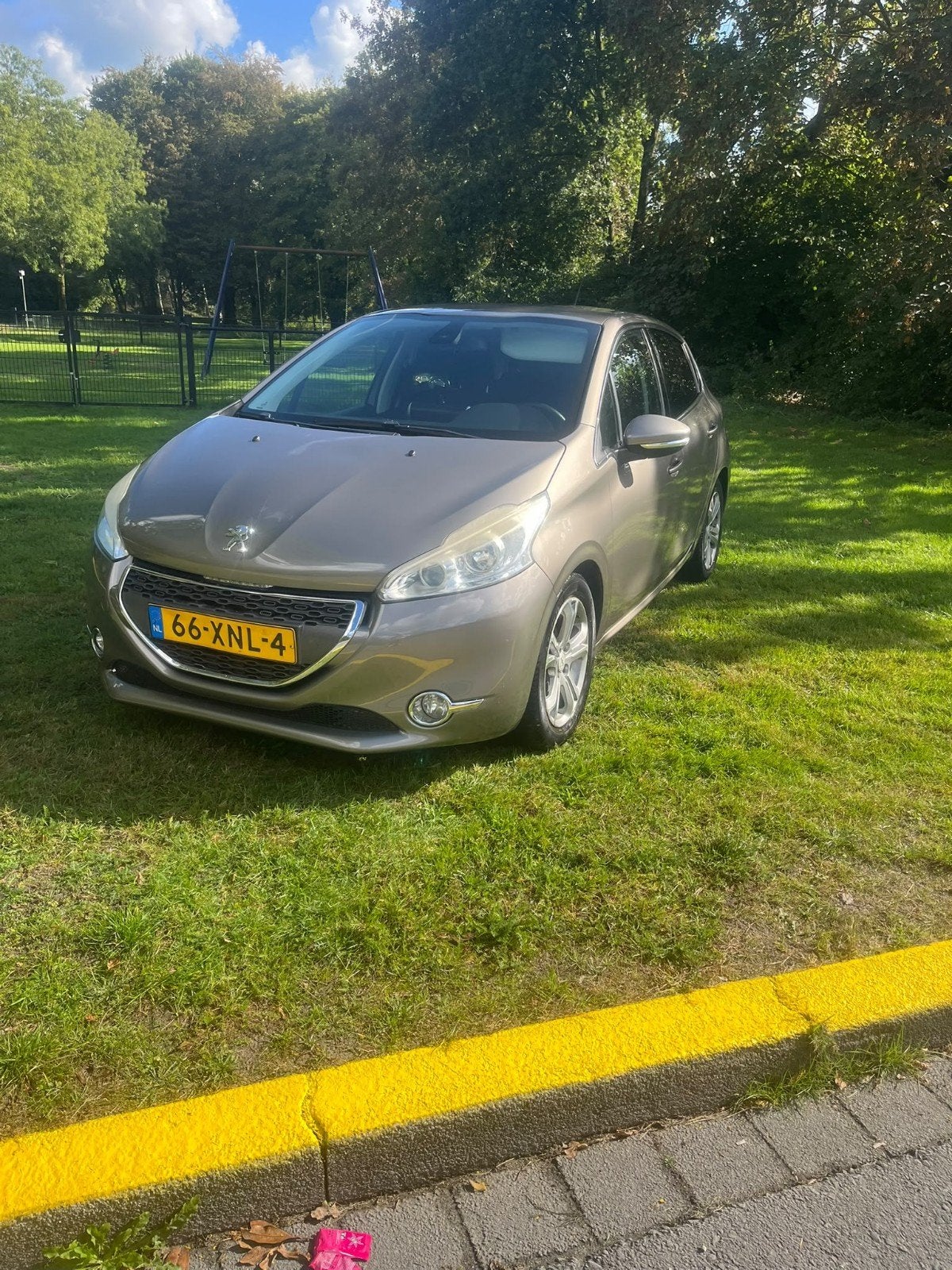 Foto 2 van Peugeot 208 1.4 VTI 70KW/95PK 5-D 2012 Grijs