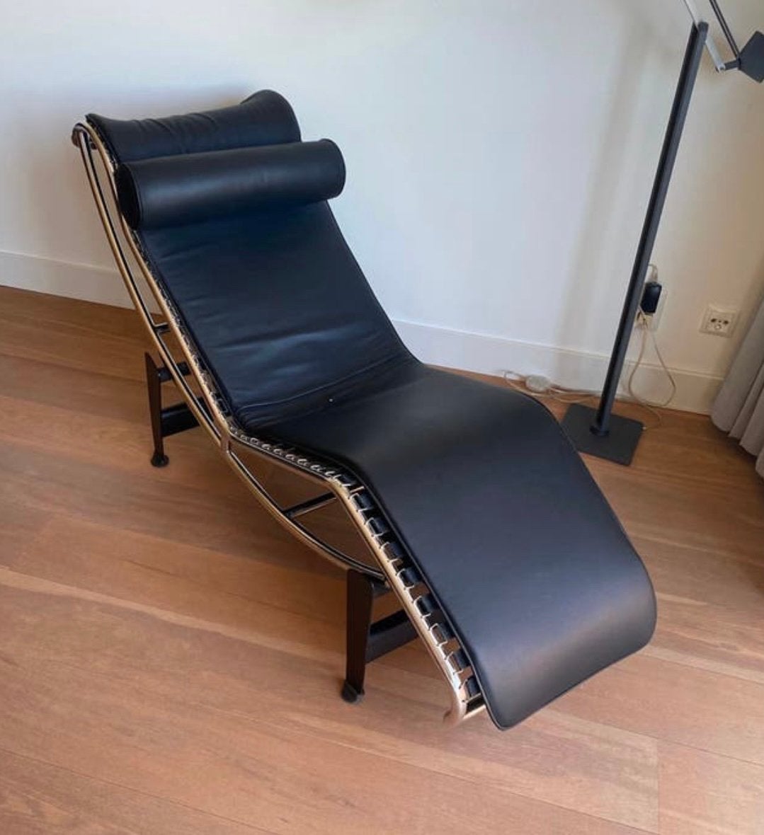 Chaise Longue gebaseerd op de LC4 van Le Corbusier, Ophalen, Eenpersoons, Leer, Zo goed als nieuw