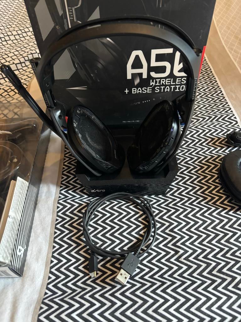 Astro A50 Gaming Headset met Mod Kit en Oplaadstation, Overige merken, Ophalen of Verzenden, Zo goed als nieuw, Over oor (circumaural)